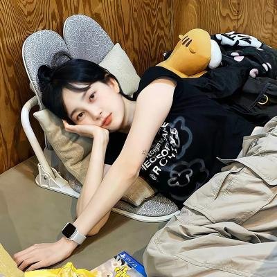 热铁皮屋顶上的猫